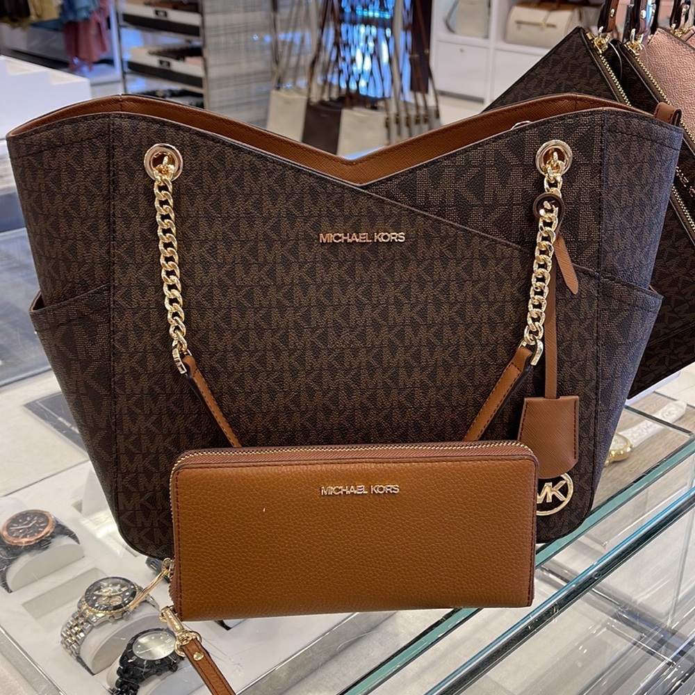 MICHAEL KORS LARGE X CHAIN SHOULDER TOTE
& JST Large Travel CONTINENTAL Wallet